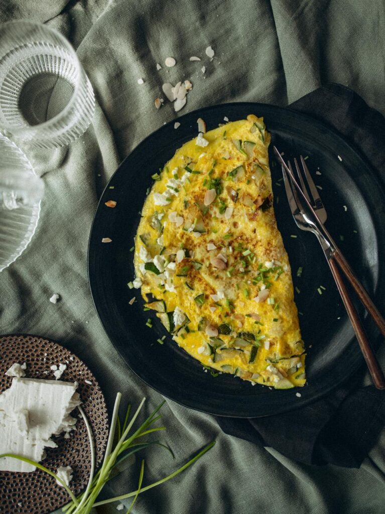 Omelet met courgette, feta en geroosterde amandel 
