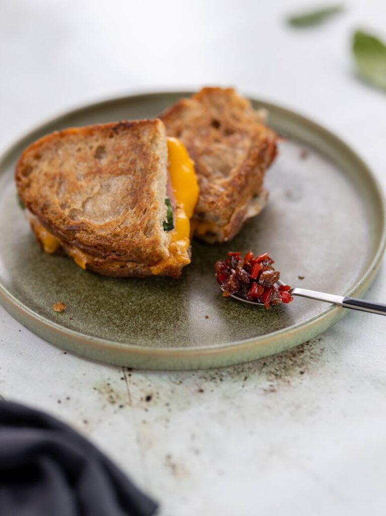 Pantosti met paprikachutney 