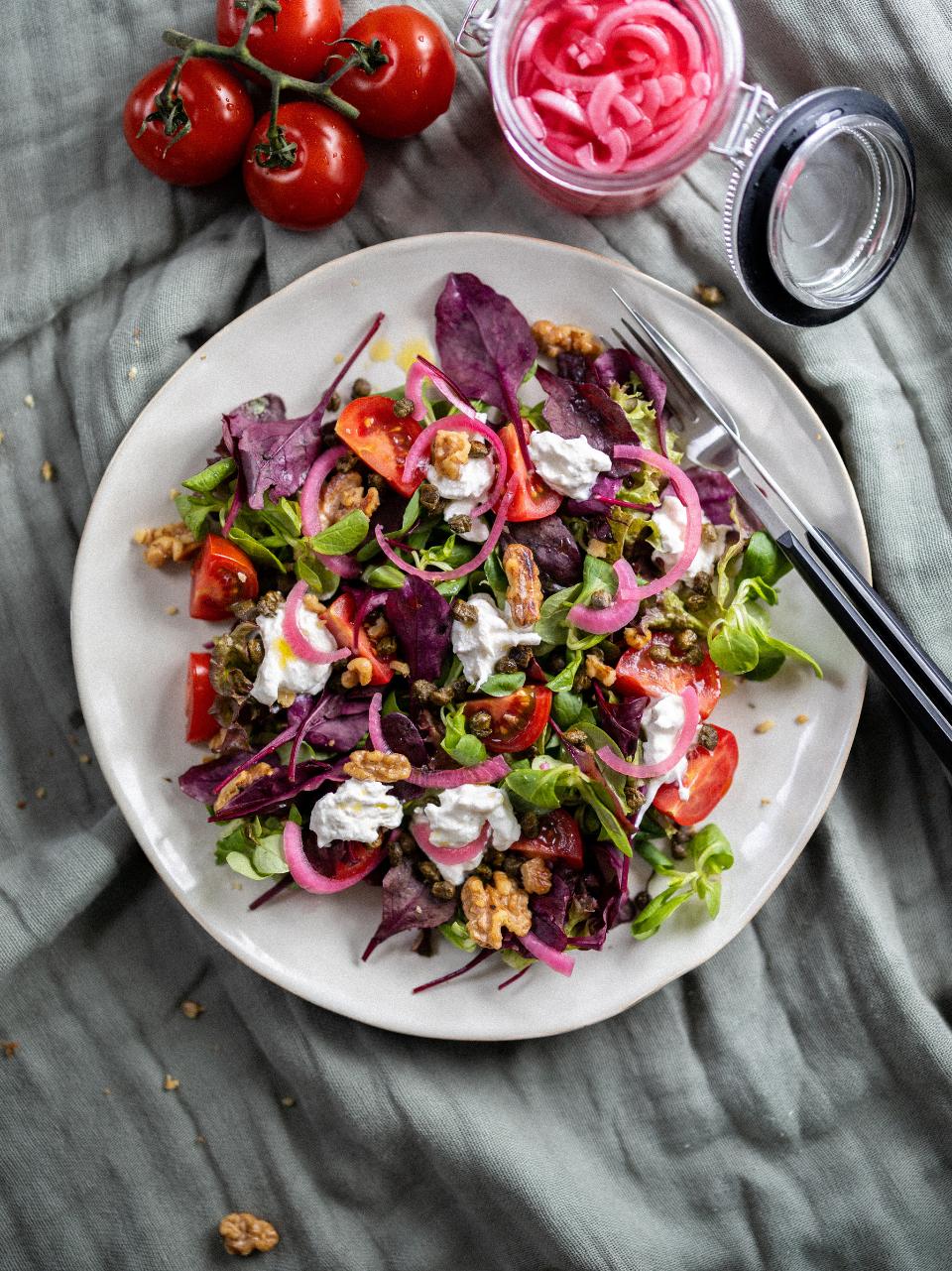 Tomatensalade Met Burrata, Gebakken Kappertjes En Ingelegde Ui ...