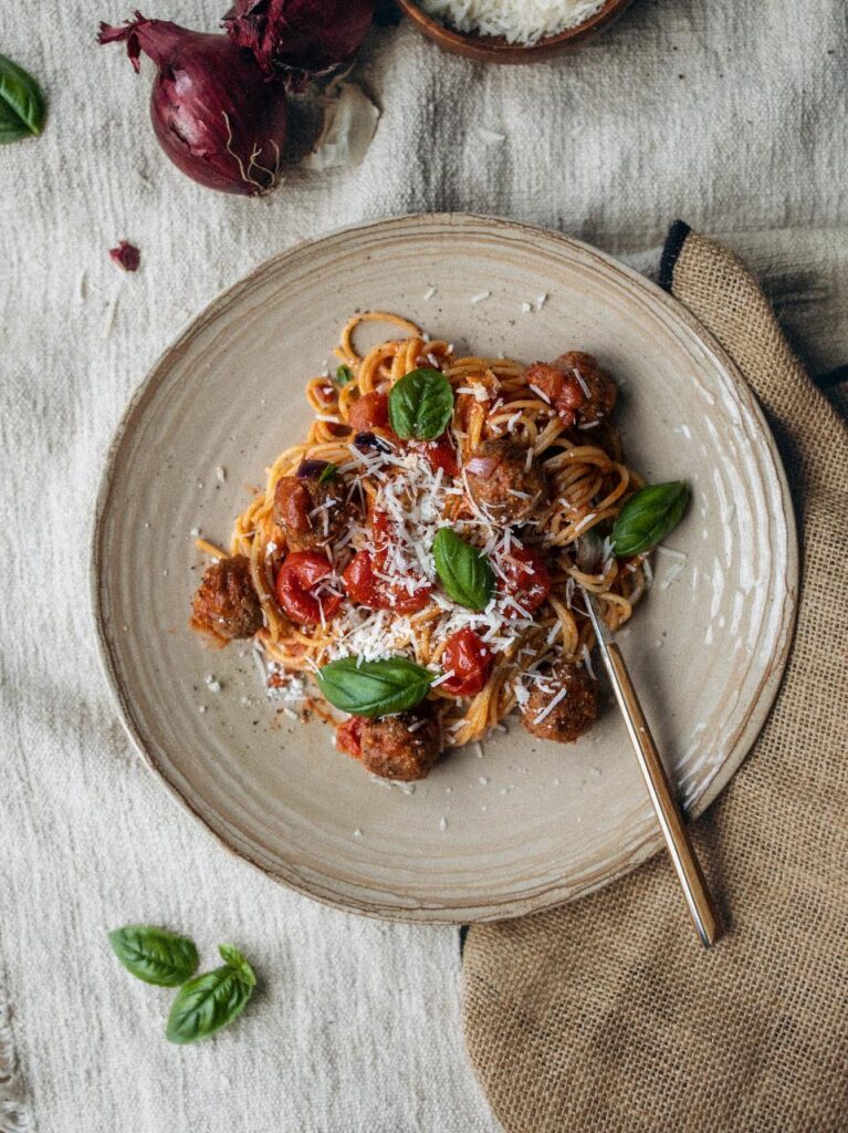 Spaghetti met pittige gehaktballetjes en basilicum 