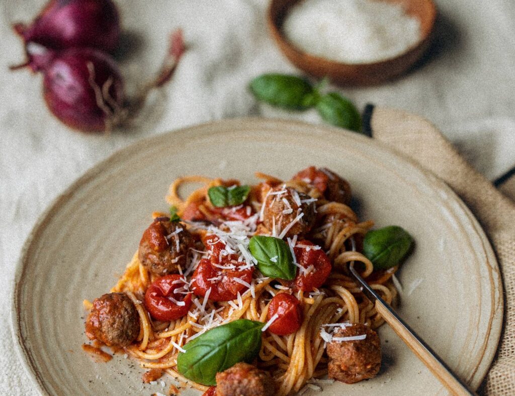 Spaghetti met pittige gehaktballetjes en basilicum