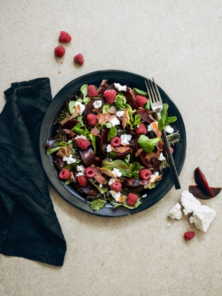 Zomerse salade met rode biet, prosciutto, geitenkaas en frambozen