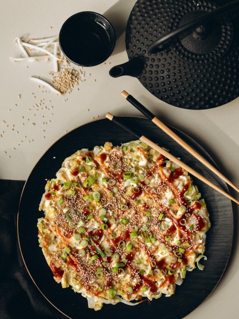 Okonomiyaki met Chinese kool en sesam