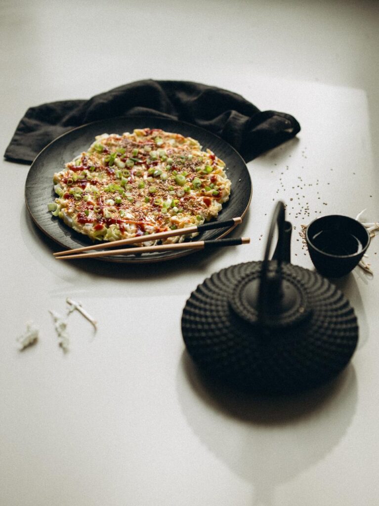 Okonomiyaki met Chinese kool en sesam