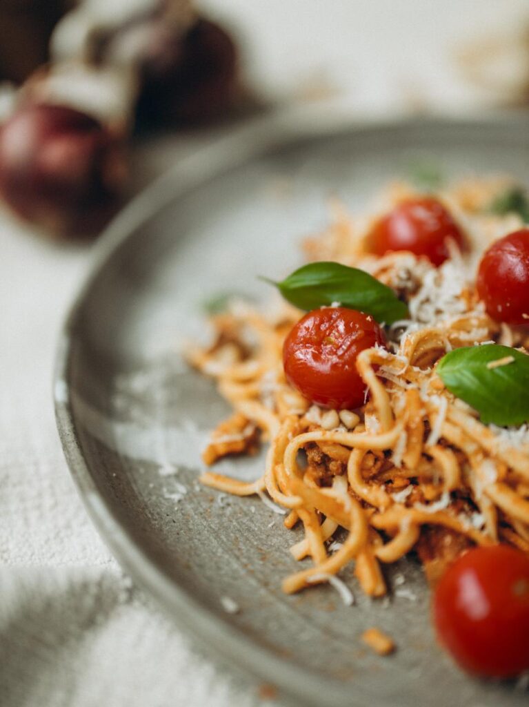 Spaghetti met tomaten, gehakt en parmezaan