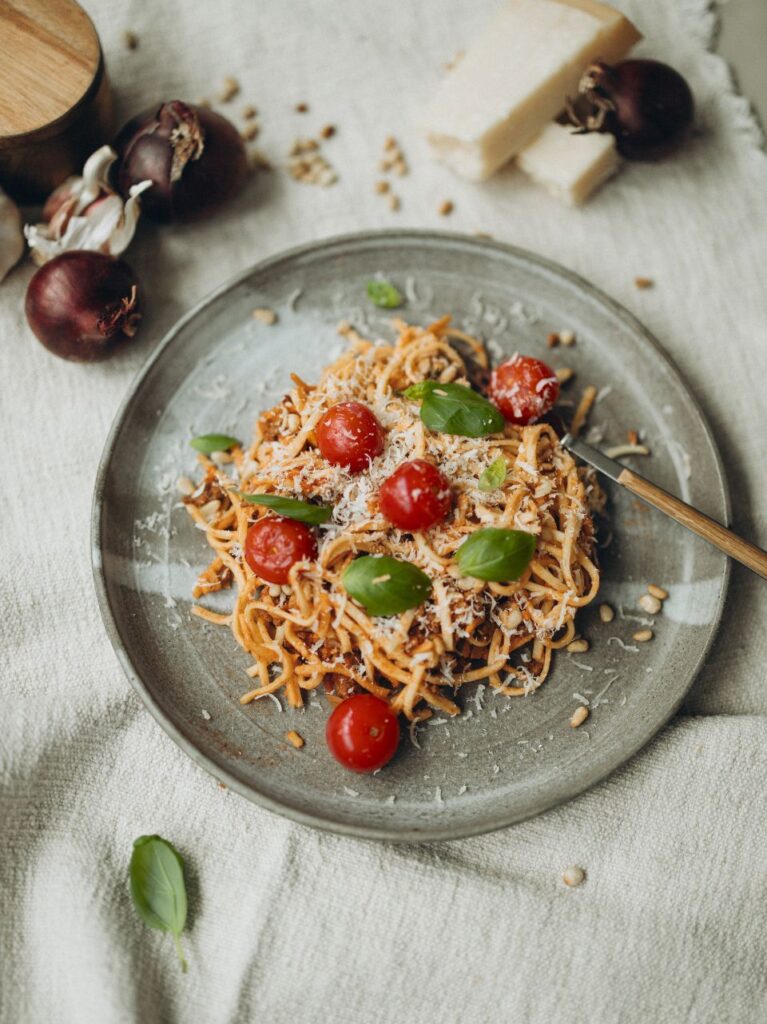 Spaghetti met tomaten, gehakt en parmezaan