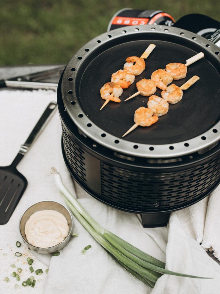 Gemarineerde gambaspiesjes met sesamzaadjes, sesamsaus en lente-ui