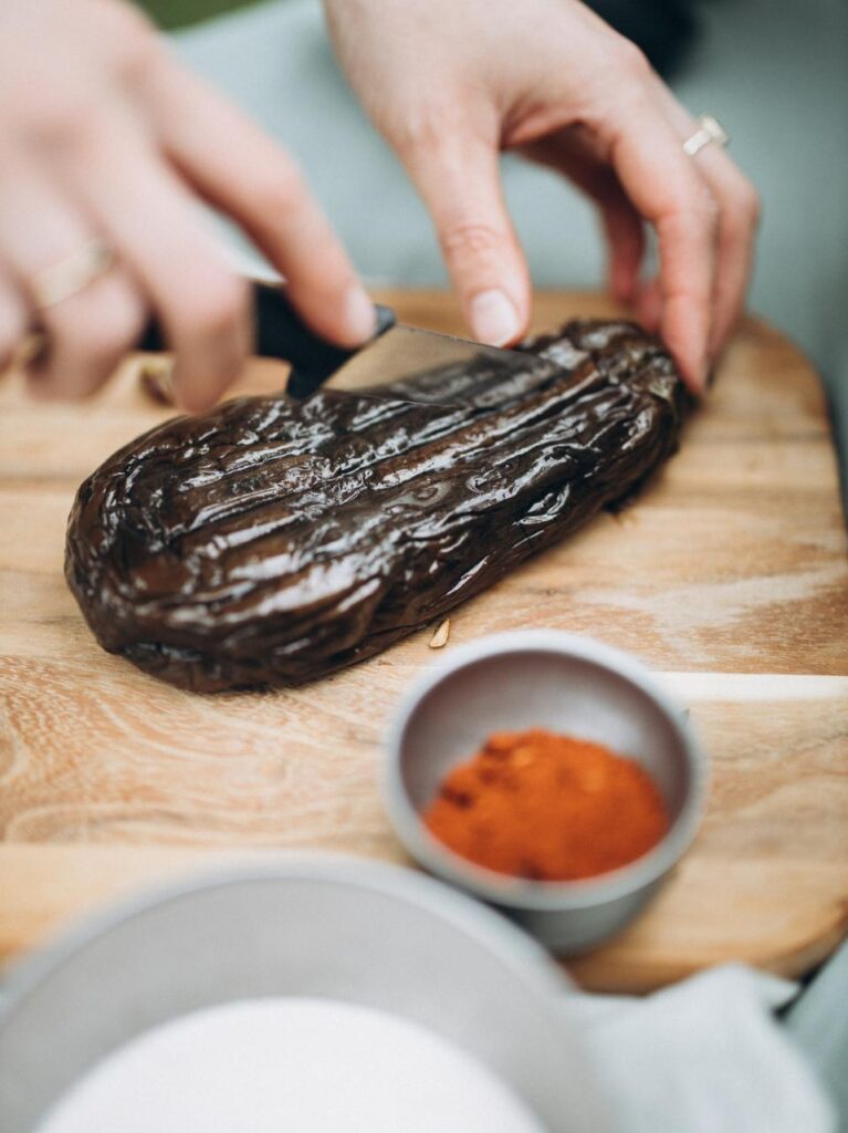 Gepofte aubergine van de barbecue met pistache en granaatappelpitjes