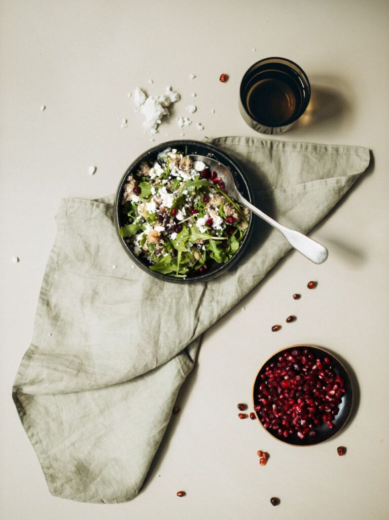 Quinoa salade met bonen, dadels en granaatappelpitjes