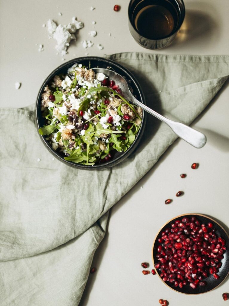Quinoa salade met bonen, dadels en granaatappelpitjes