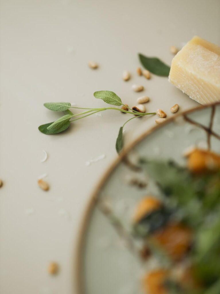 Zelfgemaakte gnocchi van zoete aardappel met salie