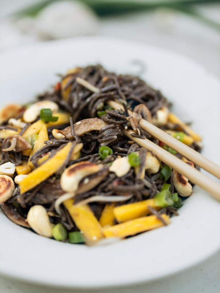 Oosterse noodlesalade met mango, paddenstoelen en cashewnoten