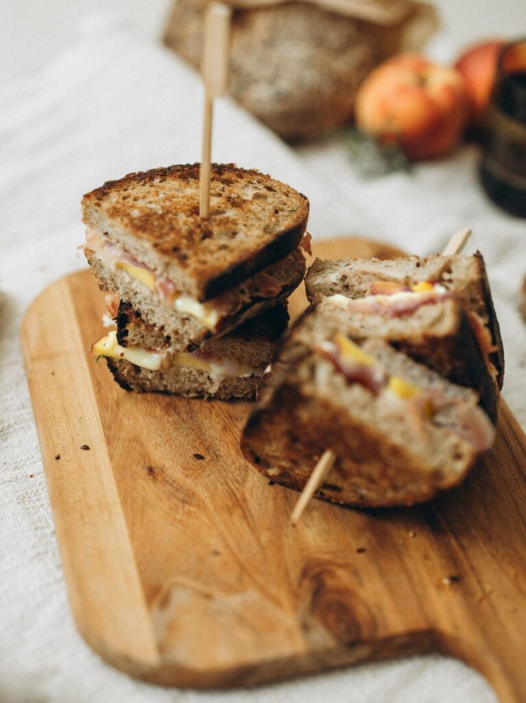 Pan-tosti met brie, parmaham, perzik en honing