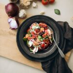 Panzanella salade met burrata en olijven