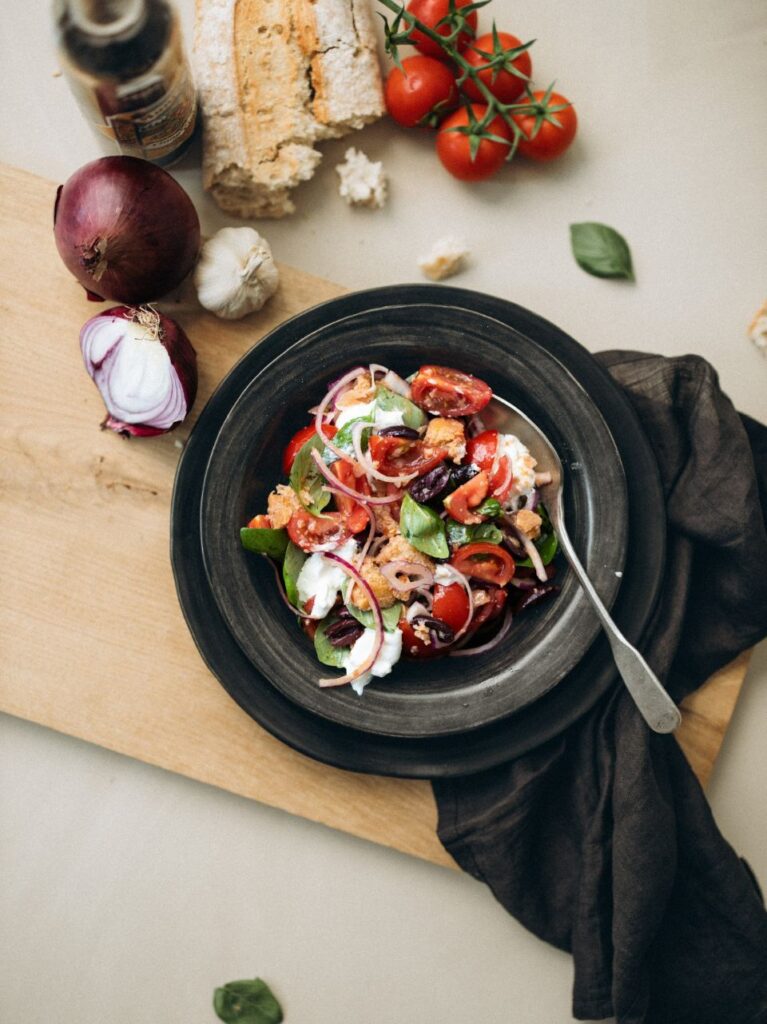 Panzanella salade met burrata en olijven