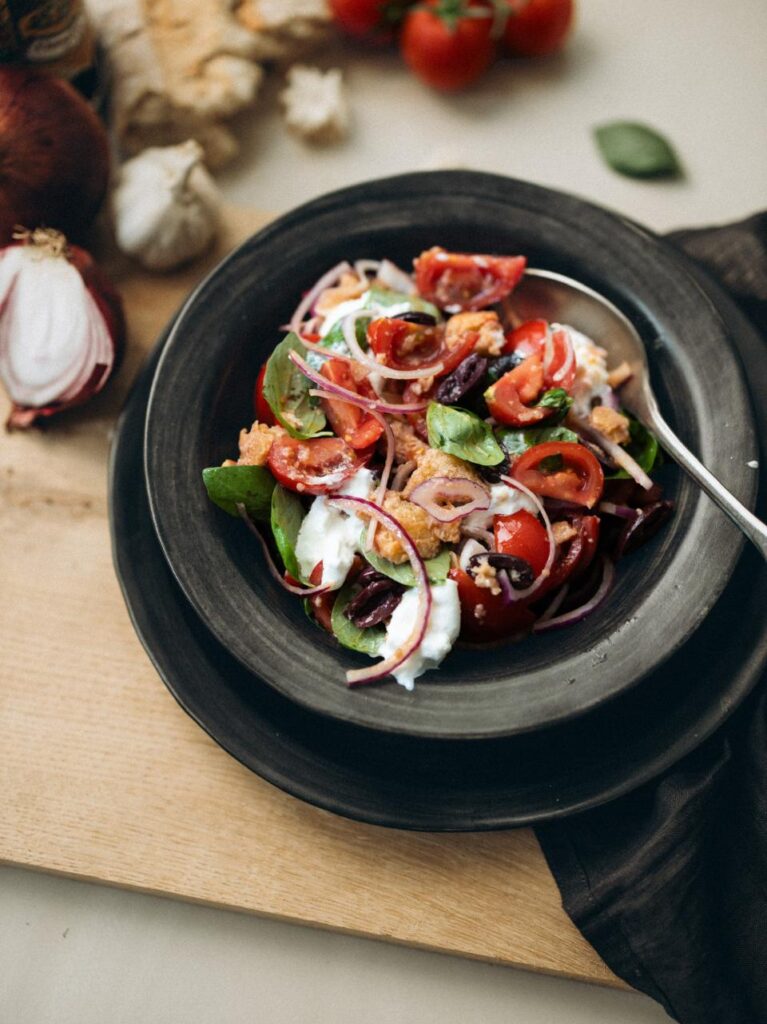 Panzanella salade met burrata en olijven