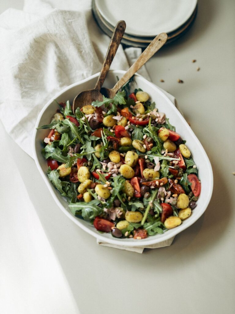 Gnocchi salade met pesto, tonijn en zongedroogde tomaat