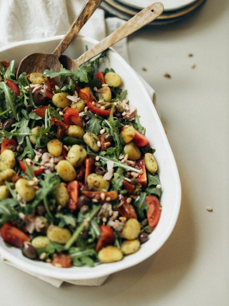 Gnocchi salade met pesto, tonijn en zongedroogde tomaat