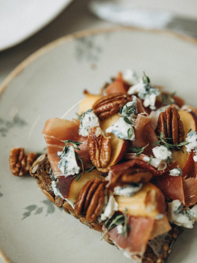 Smørrebrød met blauwe kaas, perzik en rauwe ham