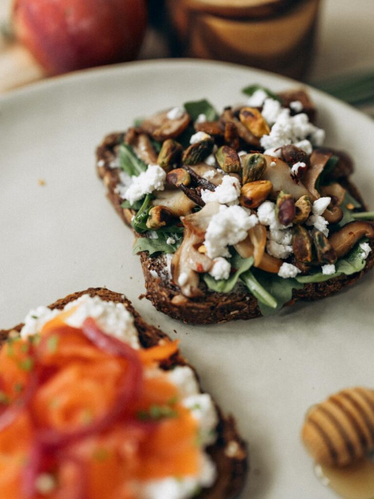 Smørrebrød met geitenkaas en gebakken paddenstoelen