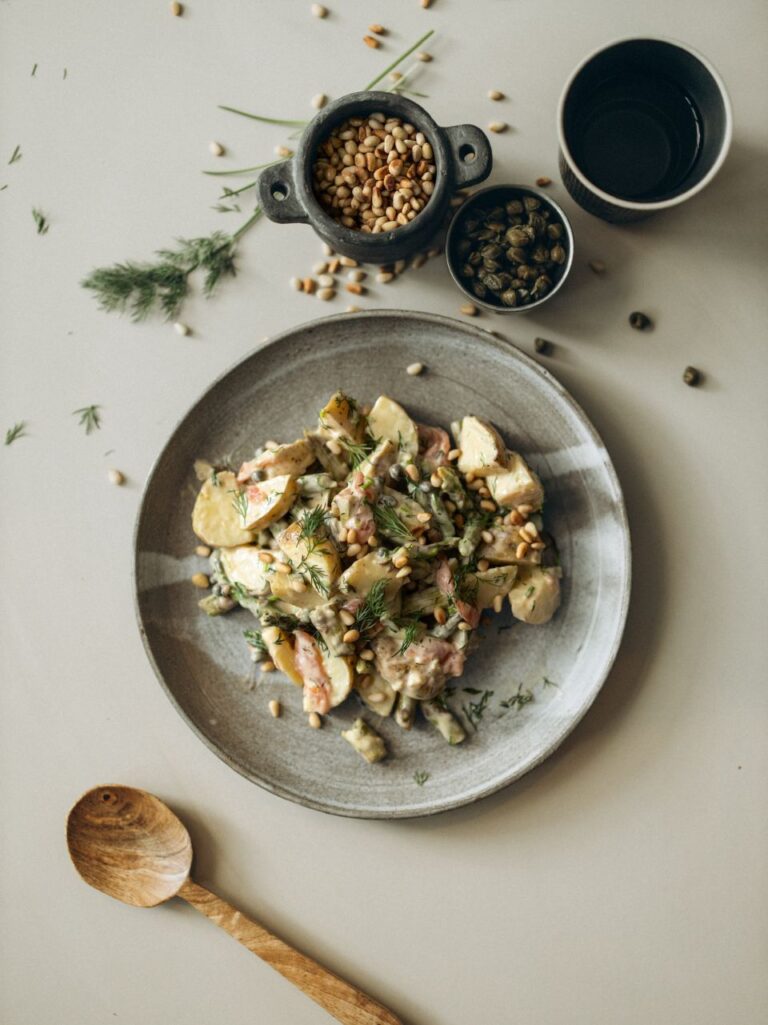 Aardappelsalade met groene asperges, gerookte zalm en kappertjes