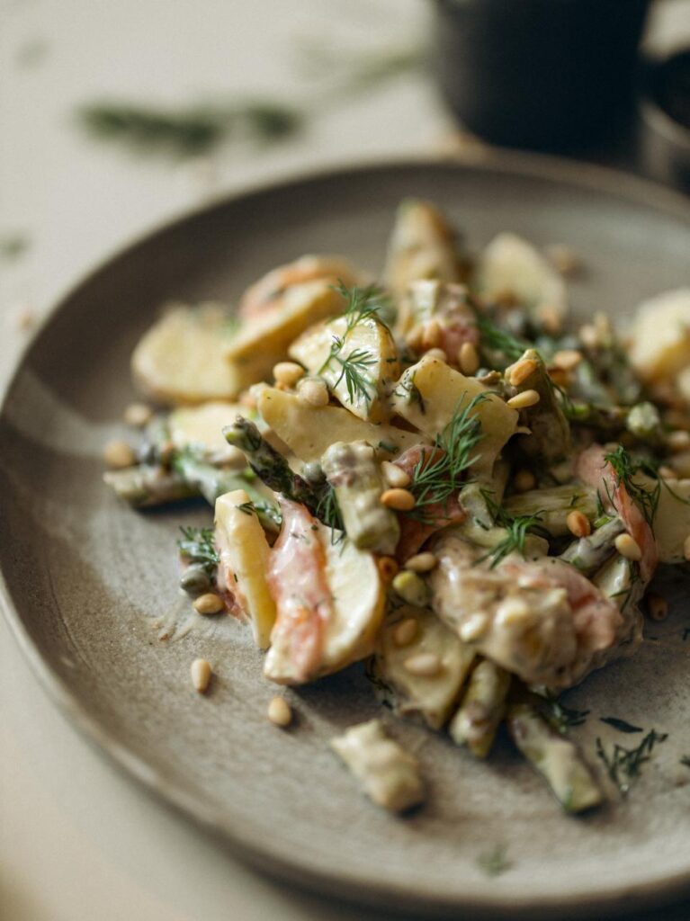 Aardappelsalade met groene asperges, gerookte zalm en kappertjes