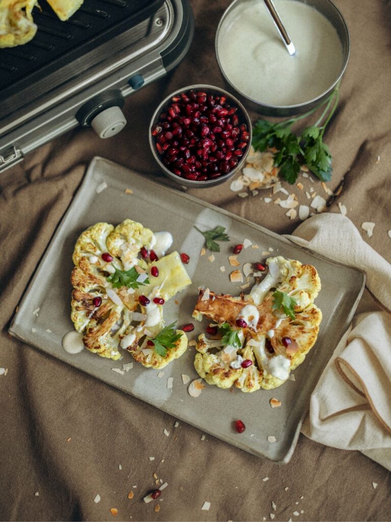 Bloemkoolsteak met yoghurt-kerriesaus en granaatappelpitjes