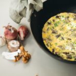 Frittata met paddenstoelen, sjalotjes, Grana Padano en bieslook