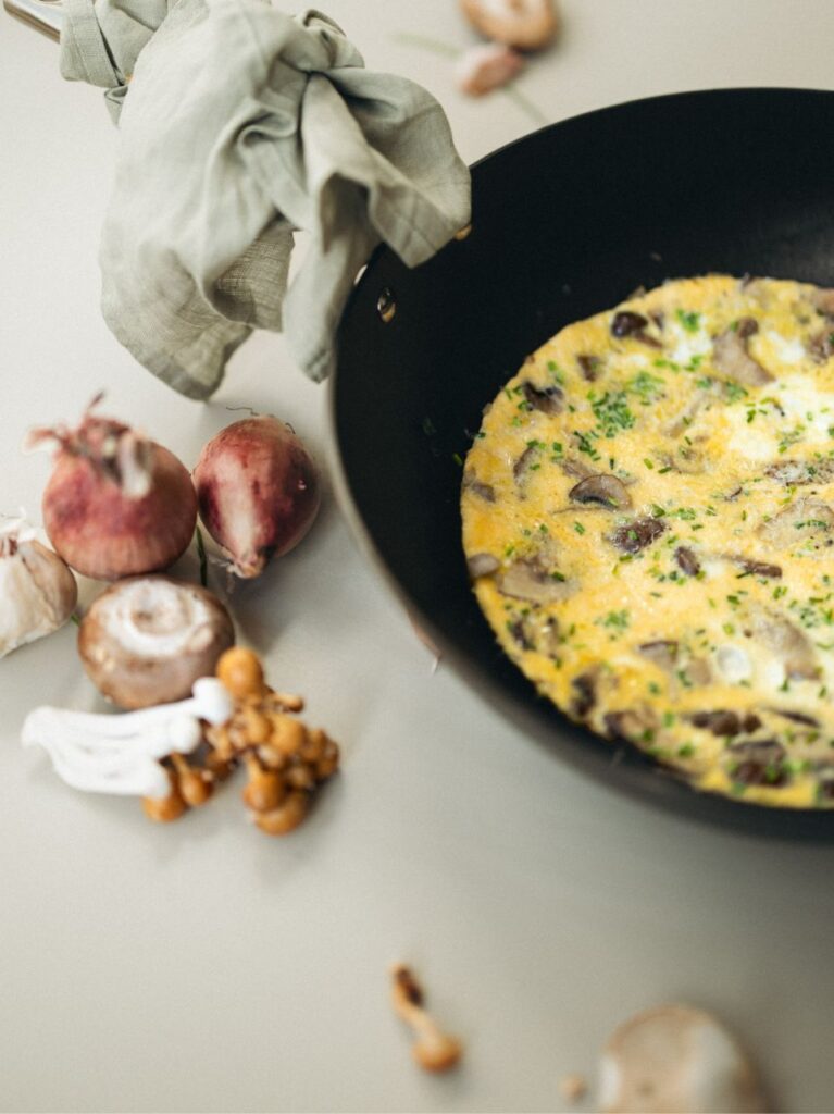 Frittata met paddenstoelen, sjalotjes, Grana Padano en bieslook