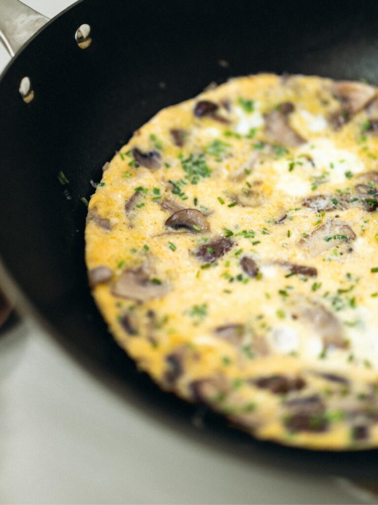 Frittata met paddenstoelen, sjalotjes, Grana Padano en bieslook