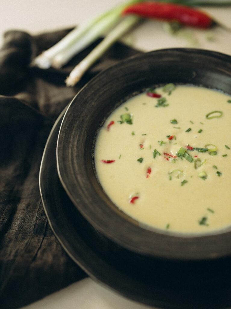 Maissoep met kokosmelk en rode peper