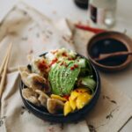 Gyoza bowl met mango, avocado en paksoi