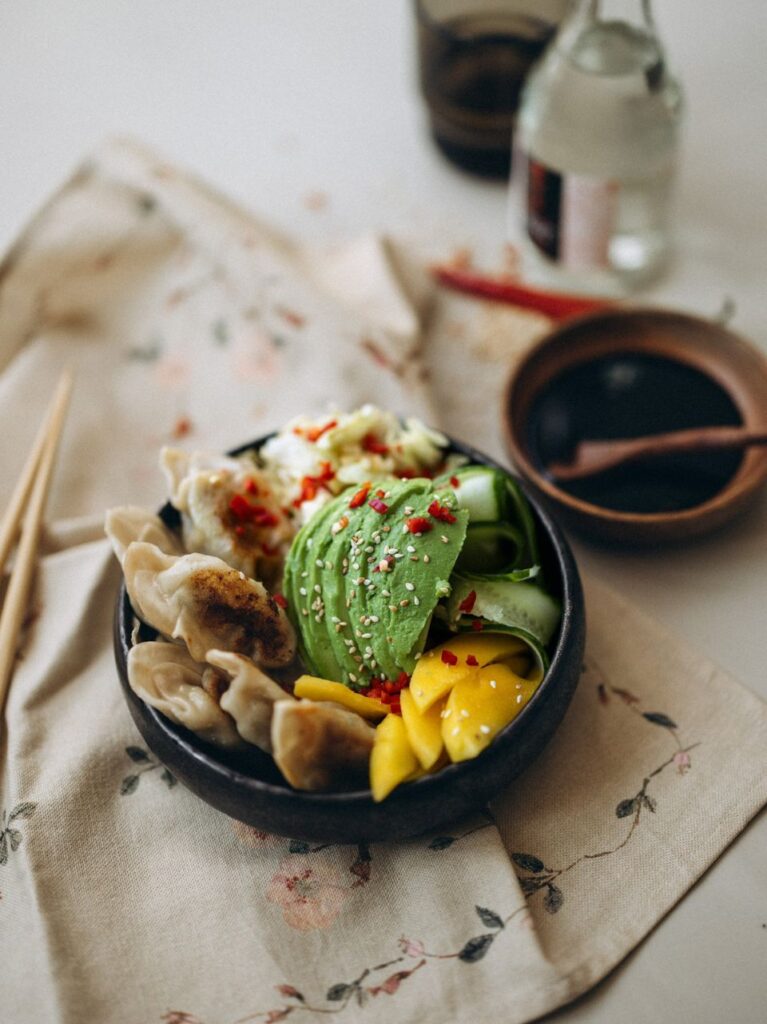 Gyoza bowl met mango, avocado en paksoi