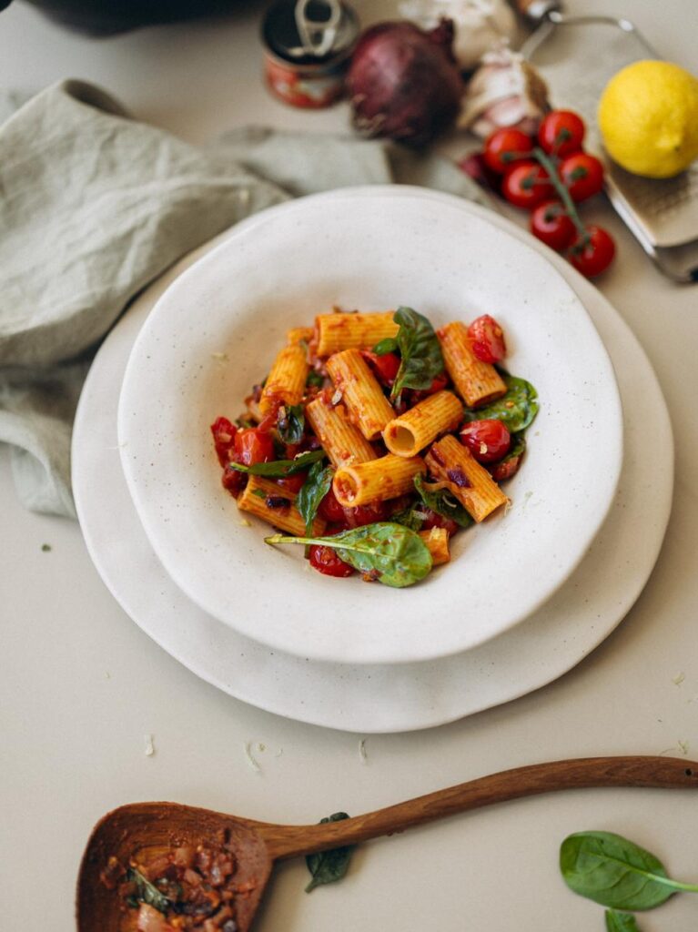 Rigatoni met tomaat, spinazie en geraspte citroenschil