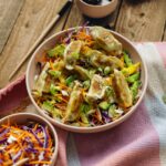 Gyozasalade met rauwkost en sesamdressing