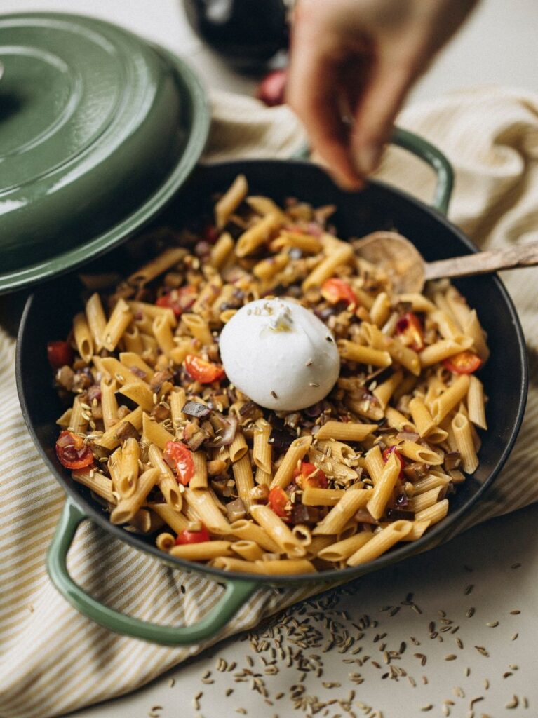 Penne met aubergine, burrata & geroosterd venkelzaad