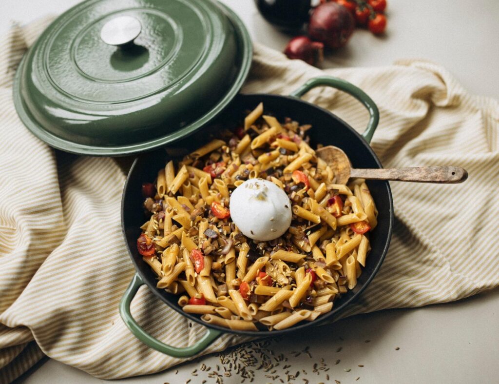 Penne met aubergine, burrata & geroosterd venkelzaad