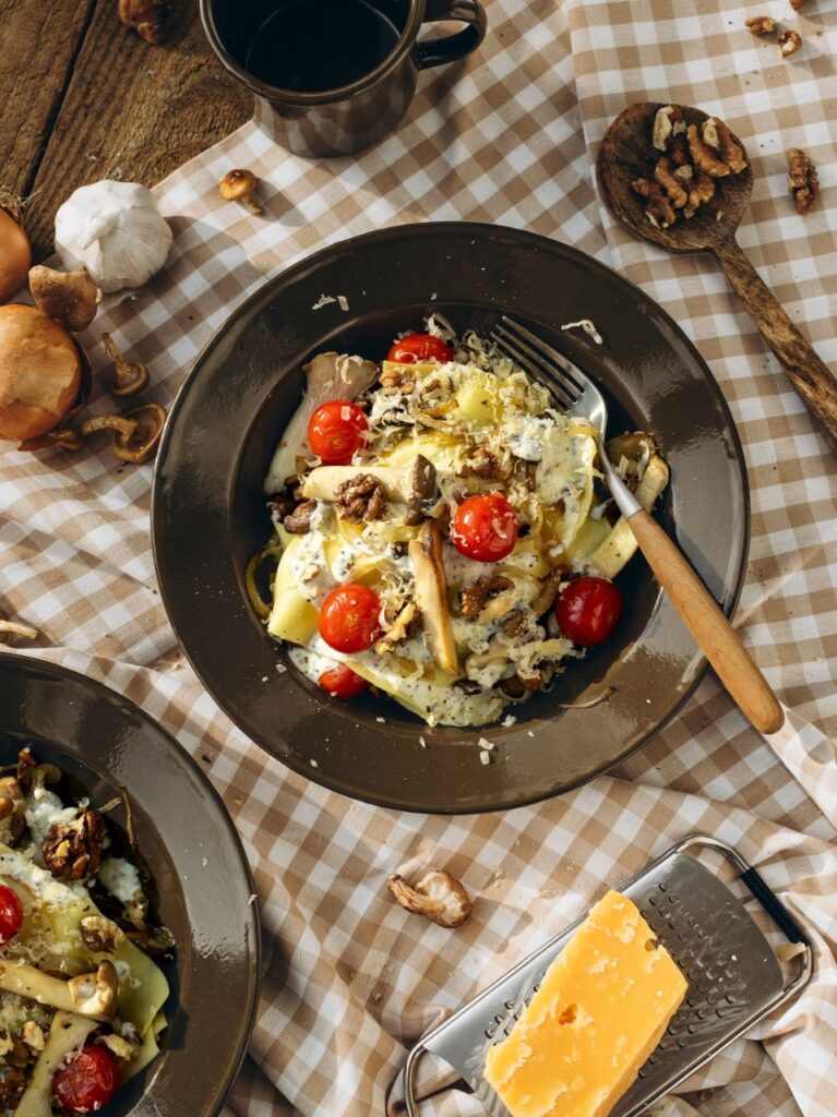 Open lasagne met paddenstoelen, cherrytomaatjes en oude kaas