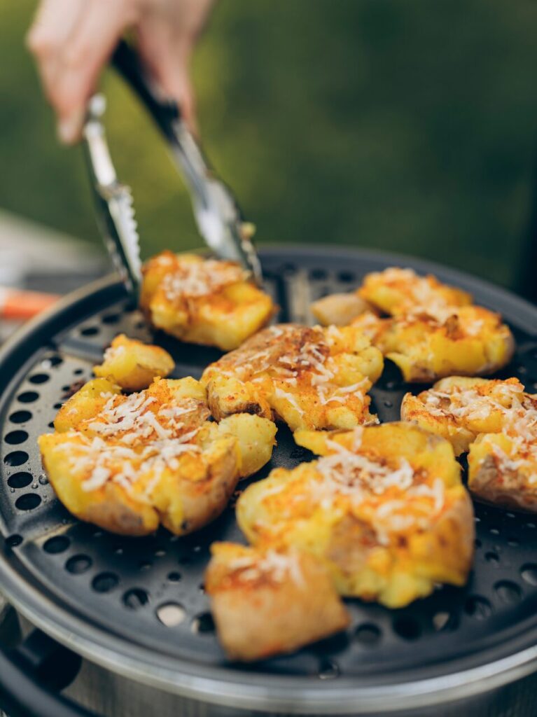 Smashed potatoes met Parmezaan en gerookt paprikapoeder