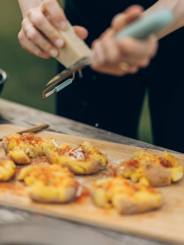 Smashed potatoes met Parmezaan en gerookt paprikapoeder
