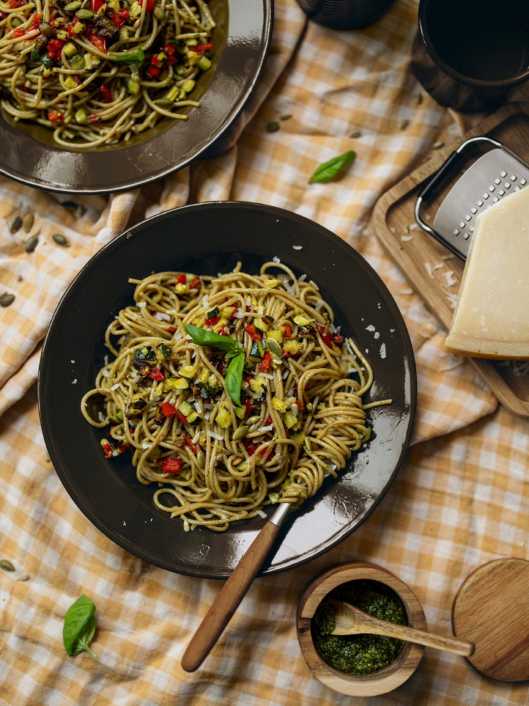 Spaghetti pesto met aubergine, paprika en courgette