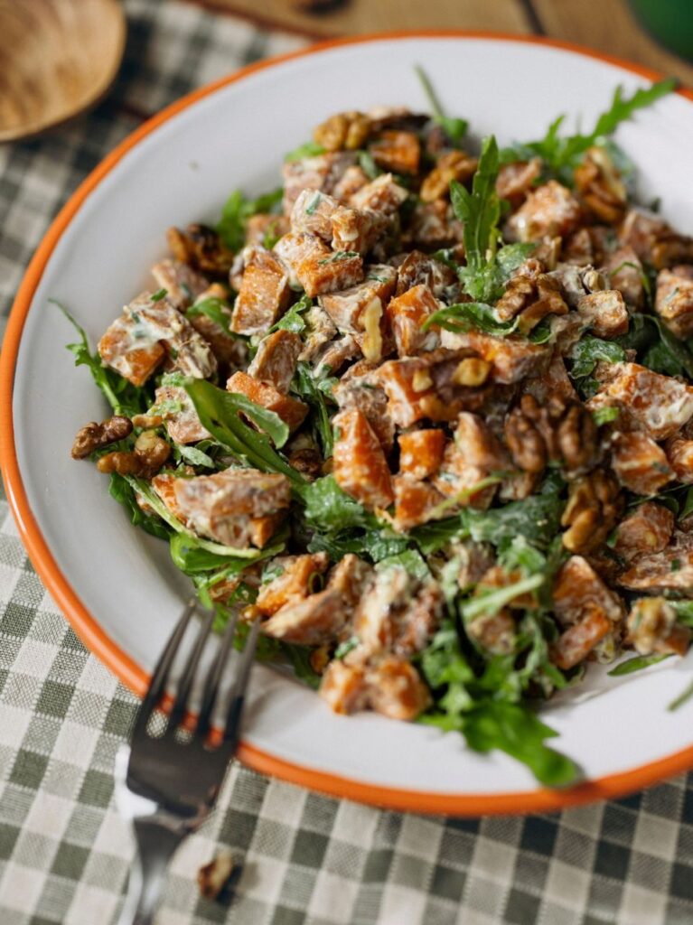 Zoete aardappelsalade met bieslook en geroosterde walnoot