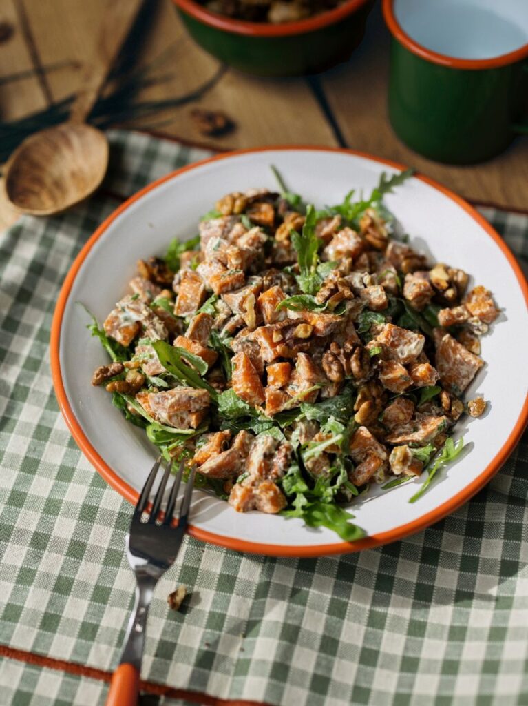 Zoete aardappelsalade met bieslook en geroosterde walnoot