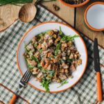 Zoete aardappelsalade met bieslook en geroosterde walnoot