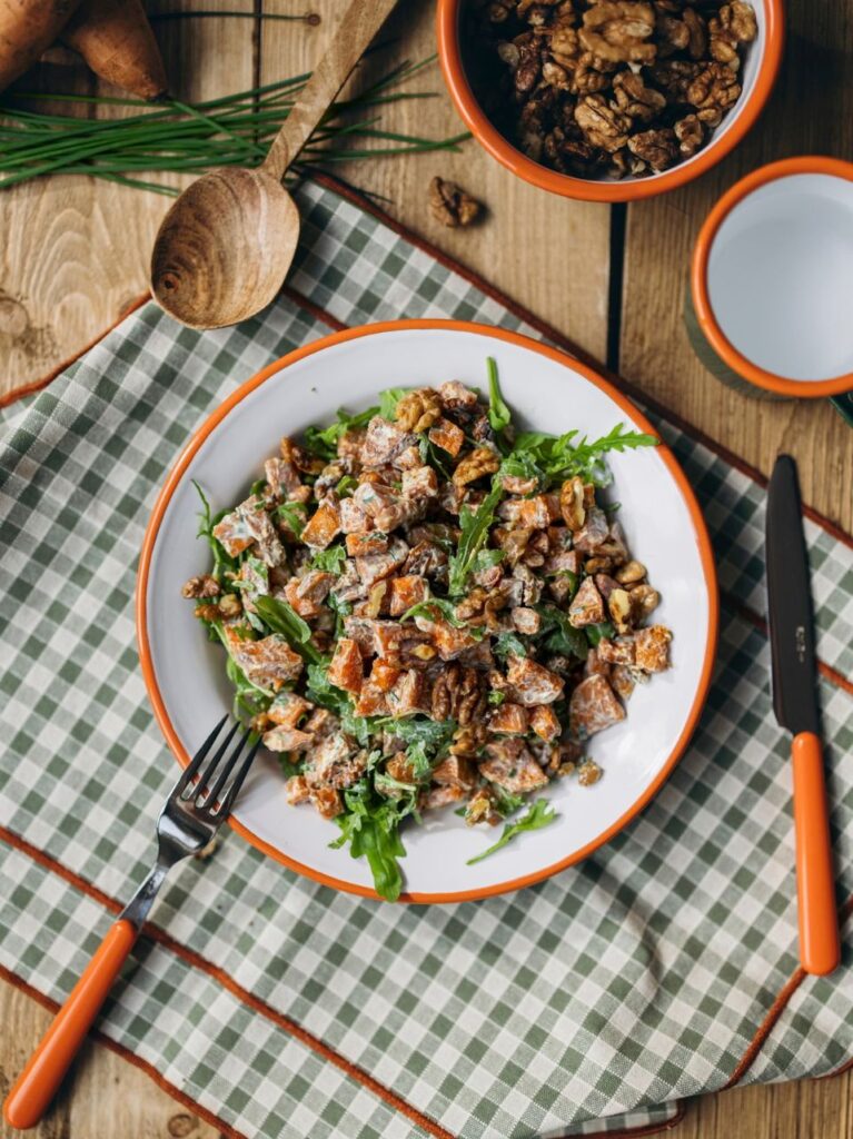 Zoete aardappelsalade met bieslook en geroosterde walnoot