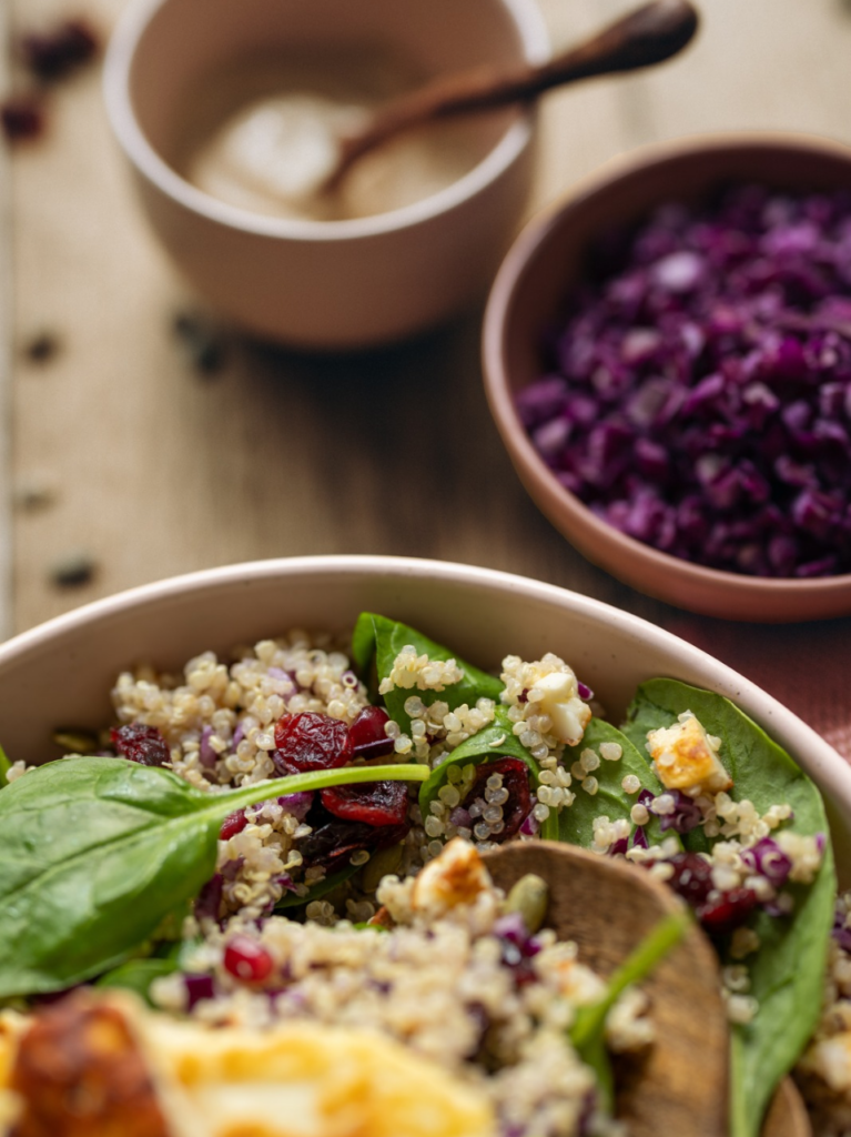 Quinoa salade met gegrilde halloumi, rode kool en spinazie