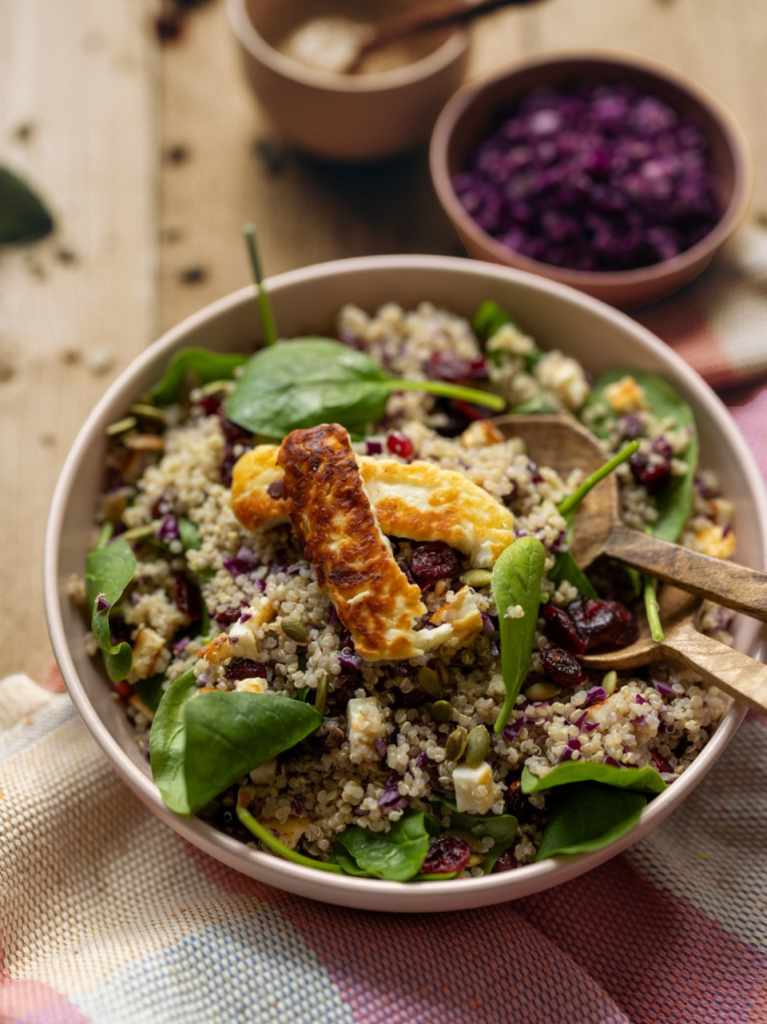 Quinoa salade met gegrilde halloumi, rode kool en spinazie