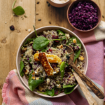 Quinoa salade met gegrilde halloumi, rode kool en spinazie
