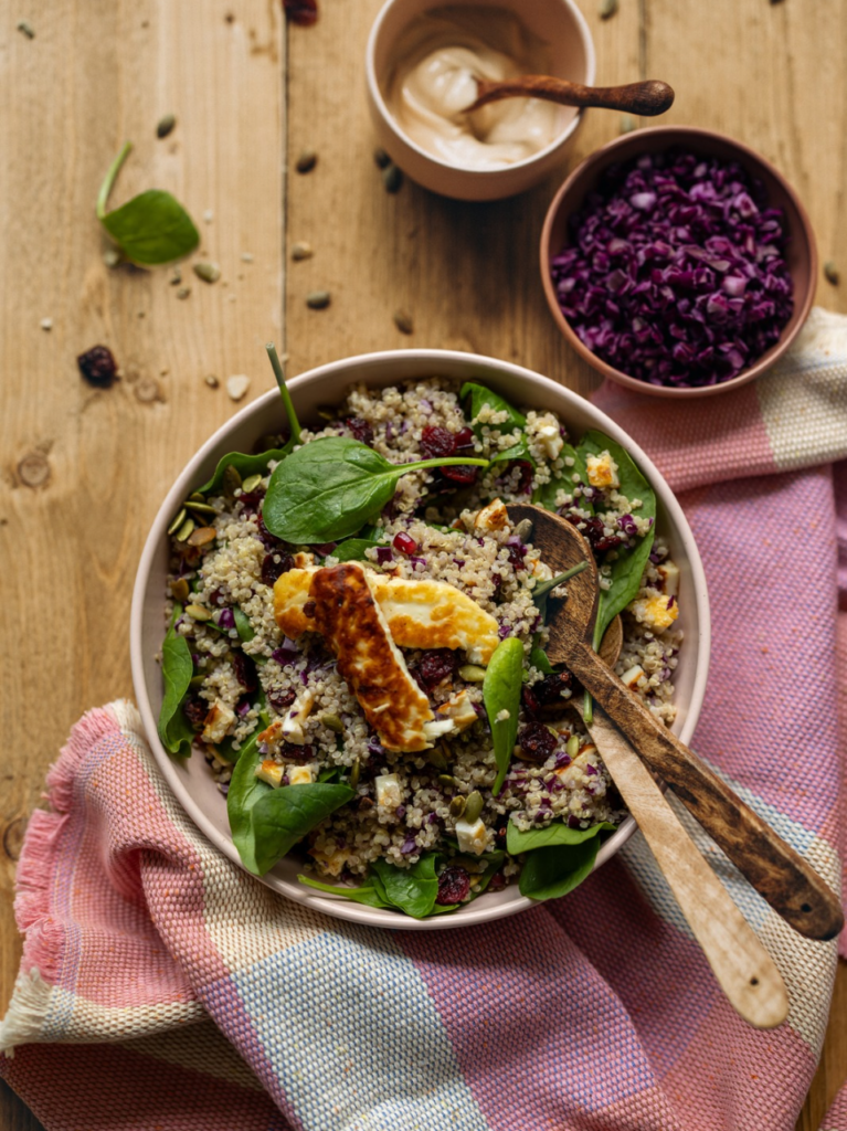 Quinoa salade met gegrilde halloumi, rode kool en spinazie